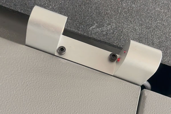 得馬F11高速巡邊裁切機(jī)激光對(duì)刀儀